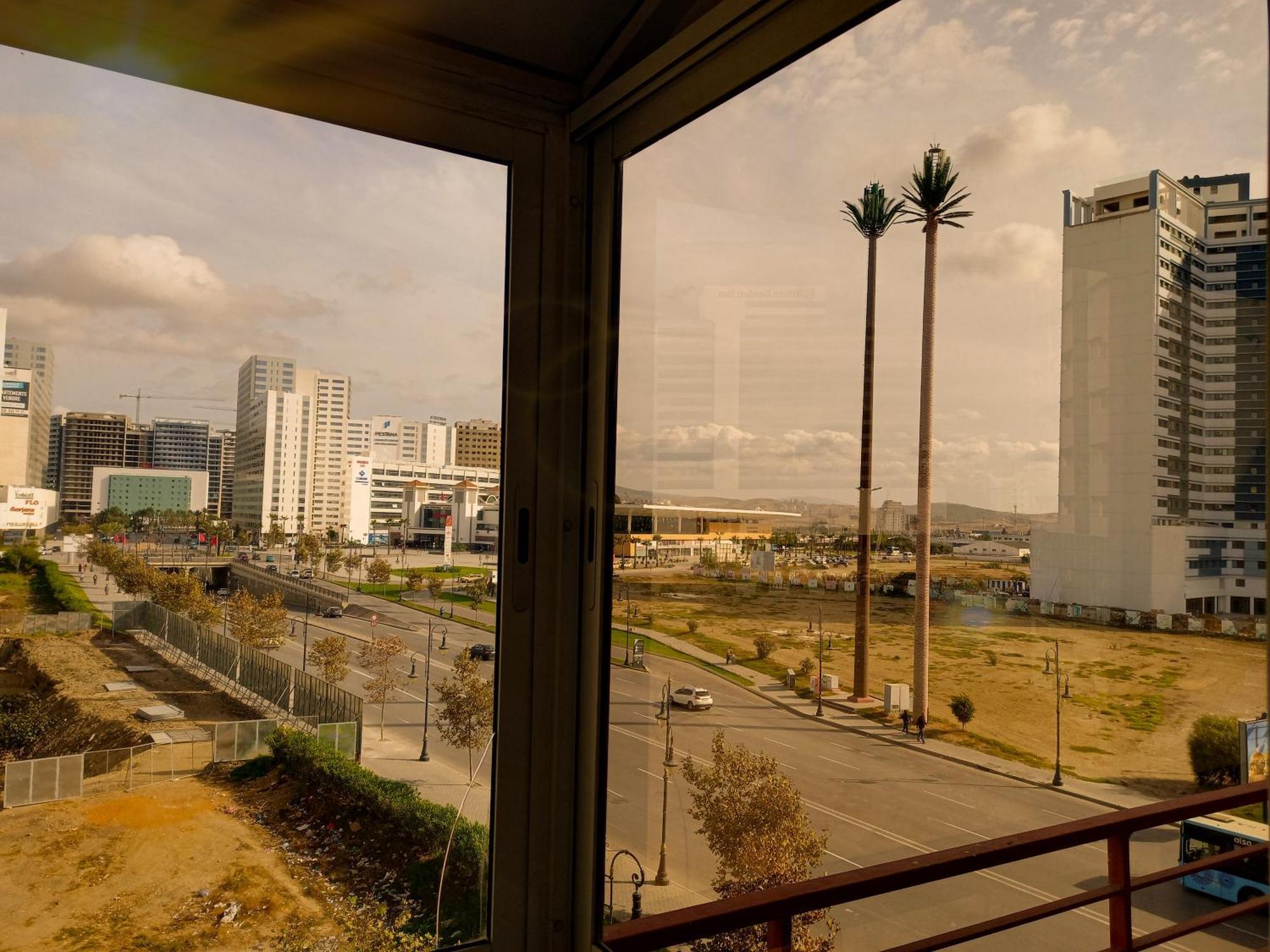 Moderne Appartement Au Plein Centre-Ville En Face Hilton & La Gare De Train Tgv Avec Climatisation Танжер Екстериор снимка